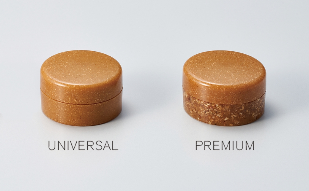 Universal: Uses fine wood chips Premium: Uses coarse wood chips