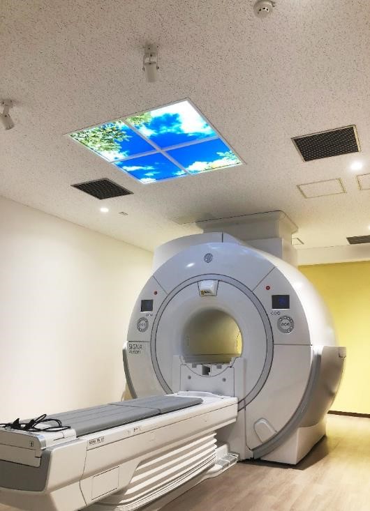 MRI検査時の患者の不安緩和を目指す天井照明「Fabright Healthcare」が神経外科病院MRI室に採用されました。