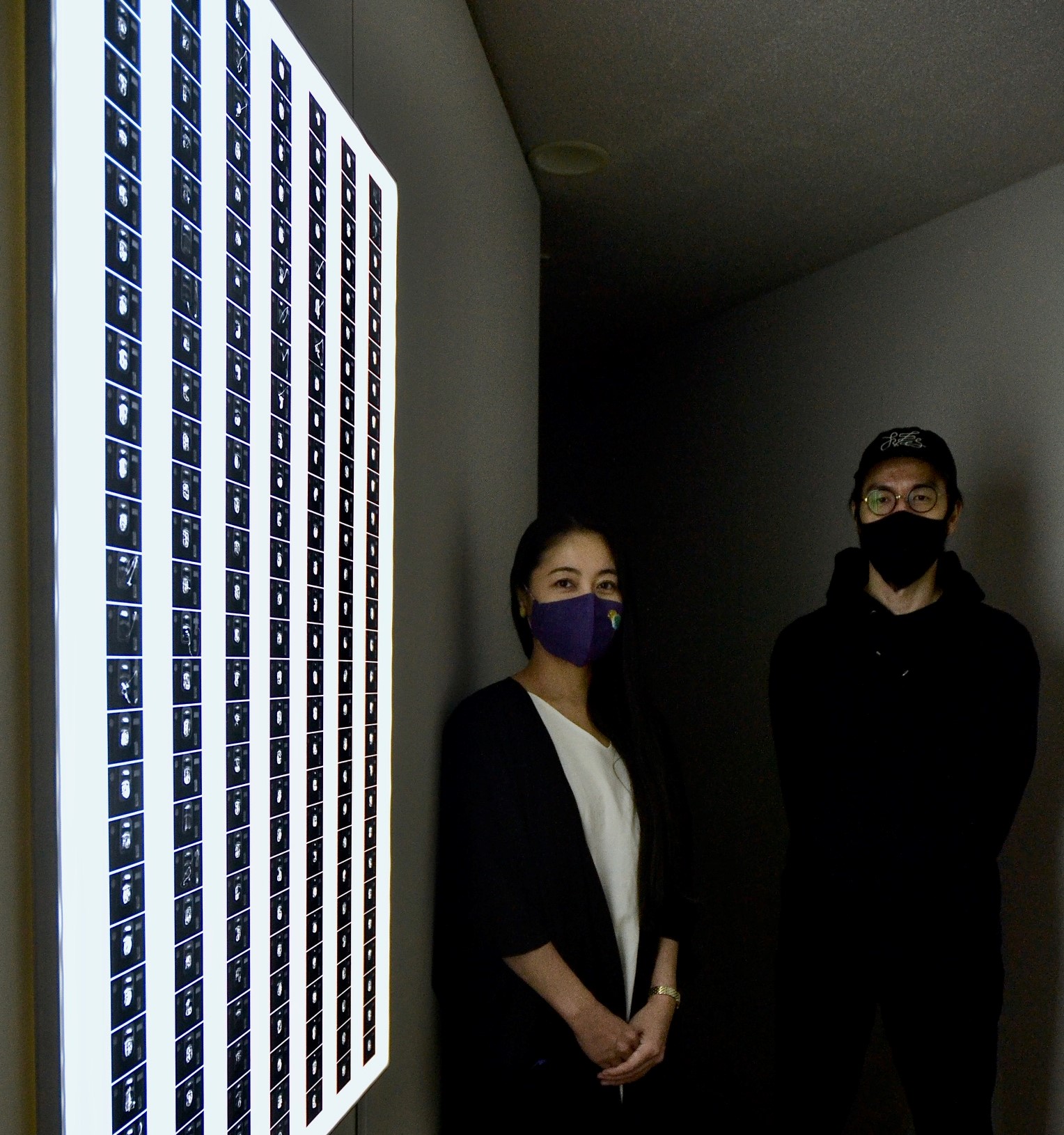 書家の川尾朋子さん、プログラマーの池田航成さんのお二人の対話によって生まれた作品を展示する写真展「Traces」にて、展示作品の印刷を担当。