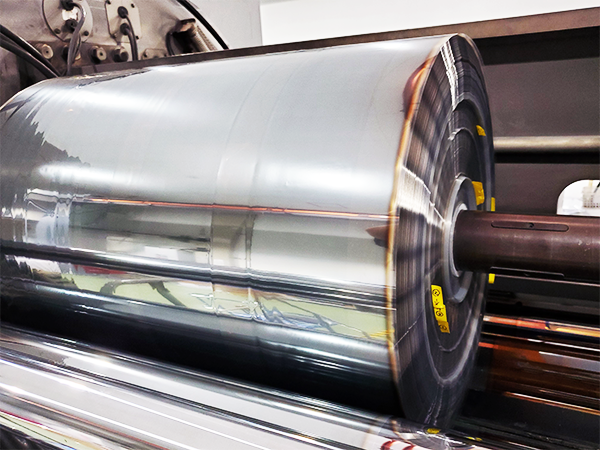 NISSHAの真空蒸着はロール to ロール（R to R)方式を採用